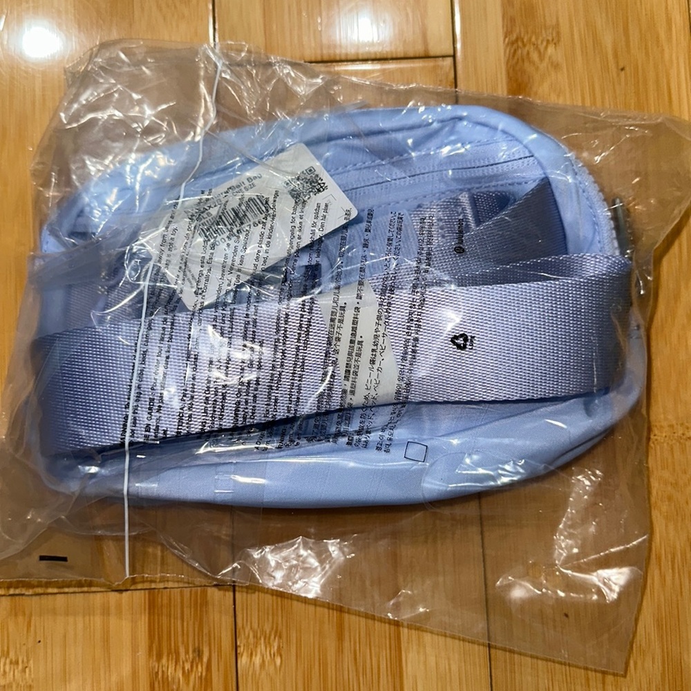 π Lululemon Everywhere Belt Bag Pastel Blue OUT OF STOCK COLOR TikTok Famous - Picture 9 of 14